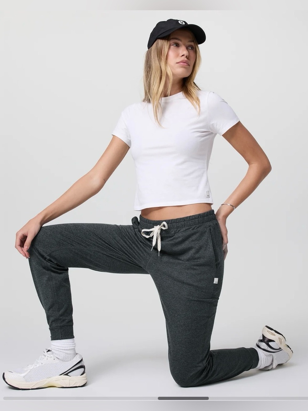 Vuori Performance Joggers in Charcoal Heather Gray Women’s Small
